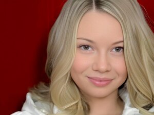 Schau dir jetzt echten Orgasmus für eine zierliche blonde Hottie an!