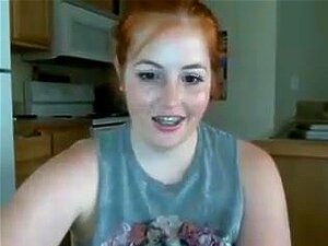 Fyllig rödhårig visar sina pigga tuttar, Hon har en söt