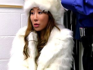 Nicole Doshi spielt mit dem Schwanz des Polizisten und lutscht ihn