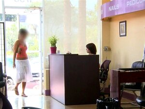 Donne sessuali in abiti succhiano cazzi di spogliarelliste una per una