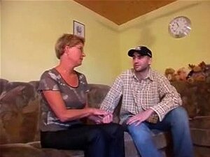 Gepiercete rijpe vrouw met bril geneukt