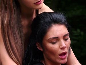 Britische Babes blasen. Britische CFNM-Babes blasen nackten Verlierern