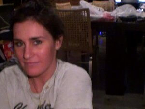 Freundin benutzt einen großen schwarzen Dildo als Privatvideo