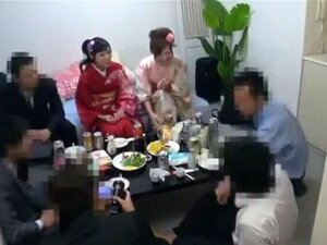 Viehättävä japanilainen nainen aidossa amatööripornovideossa