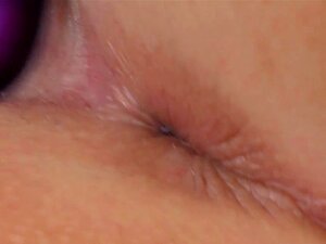 Antonia reizt sich selbst mit einem großen Spielzeug in ihrer rosa