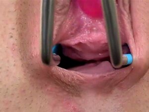 Kinky tschechische Süße spreizt ihre schlanke Spalte zum Besonderen.