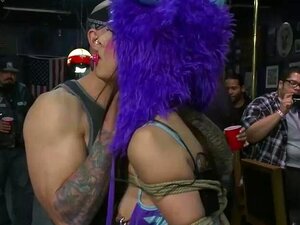 Japanische Sklavin in der Öffentlichkeit gefickt. Die zierliche