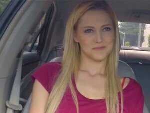 Die blonde Mila Evans wurde auf dem Rücksitz des T-Shirts hart