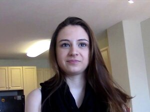 Guarda una sexy agente immobiliare bruna dare un incredibile pompino a