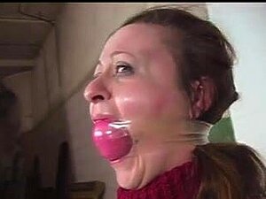 Hilflos gefesselte und geknebelte Frau