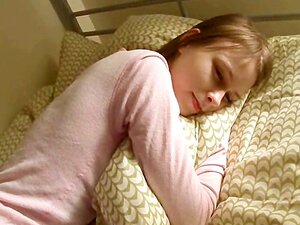 Studentin reibt einen, bevor sie ins Bett geht