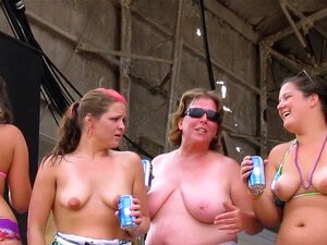 concours de nichons massif au iowa biker rally. concours de nichons