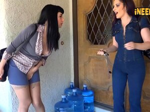 Caroline Pierce und Nyxon pinkeln in ihre Hosen und machen nasse