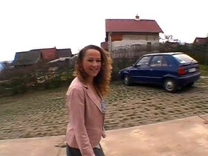Azione amante della figa all'aperto. Una ragazza adorabile si fa