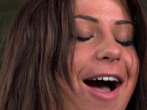 BDSM ballgagged babe over de knie geslagen