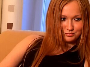 Haustier reinigt Absätze und bekommt Körper auf dem Boden