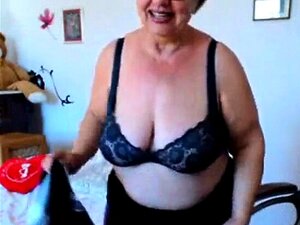 Oma speelt met grote borsten op webcam! Amateur!