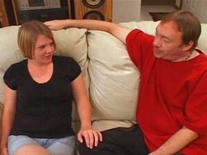 Schlampe Sally wird trainiert, alle drei ihrer Ficklöcher zu teilen