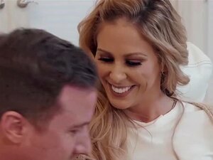 Brazzers - Styvmamma Cherie Deville visar styvsonen lite stöd