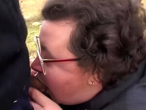 Tauche ein in puren Genuss, wenn eine reife Frau deine tiefsten