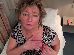 Stoute Duitse mompelaar met oude kut en rare tieten