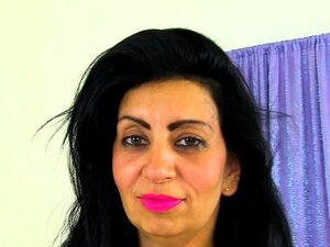Milf inglesa CandyLips dá prazer à sua buceta madura usando