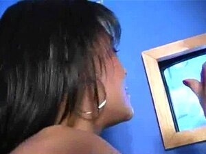 Plongez dans le voyage palpitant d'une magnifique femme noire qui