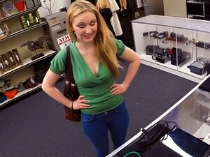 Hübsches blondes Babe verkauft ihre Sachen und wird von Bauernmann im