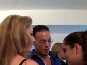 Groepsseks met hete meiden. Babes worden in verschillende posities