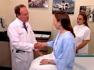 Eine echte Prüfungsepisode von einer lockigen Frau im Alter