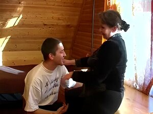 Unansehnliche Oma mit schlaffen Glimmer-Bazookas & Chap