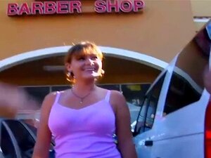 Црвенокоса пушта странцу да се