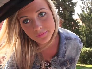 Die heiße und blonde Vinna Reed verliert ihr gesamtes Geld im Casino