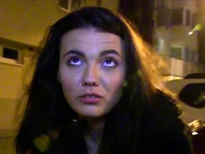 Tschechische Amateurin fickt draußen im Dunkeln