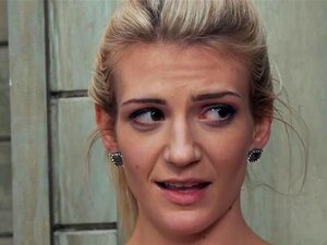 Kleine Blondine lutscht riesigen Schwanz zum Ficken. Die kleine blonde