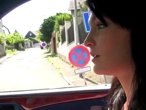 Gestrandete Babe lutscht und fickt im Auto. Anhalternde gestrandete