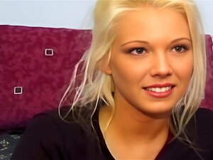Retro-gepiercte Babe wird oral verwöhnt
