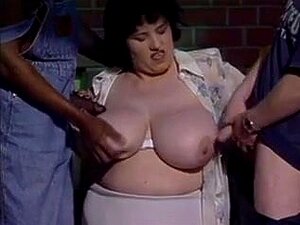 Milf knullad av två främlingar