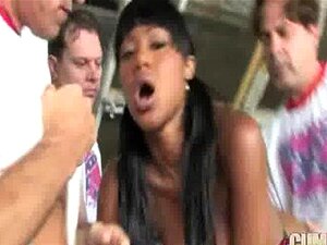 Њена прва међурасна свингерска група