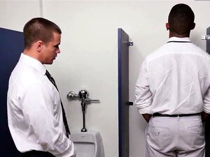 Videos von schwulen Pornojungen und College-Jungs in unbeschnittenen