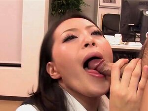 Mai Mizusawa syväkurkutti jäykkää kyrpää. Hän antoi hänelle