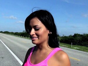 Ulkona imevä eksynyt beibi saa kasvoilleen