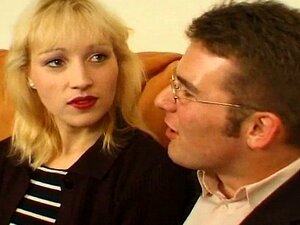 Reife Hausfrau wird gangbangt