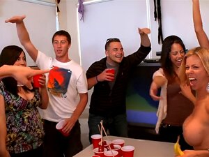 Schaue dieses süße College-Mädchen in harter Action, wie sie auf