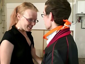 Nerdiges Holländisches Mädchen Mit Brille