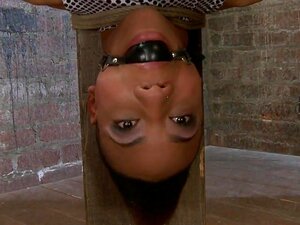 Live Feisty Hure gefesselt, gequält und gefickt. Extreme Bondage und