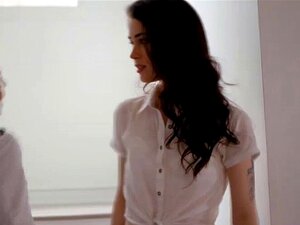 Aidra Fox leckt Evelyn Claire nach einem intensiven Streit. Aidra Fox