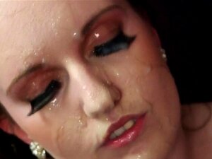 Sexy Bombe bekommt einen Spermaschuss ins Gesicht und schluckt die