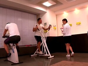 Das schöne vollbusige AV-Model Hana Haruna wird in einem MMF-Dreier