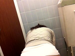 Pissen im Klo Amateur zeigt heißen Arsch und buschige Biber, der